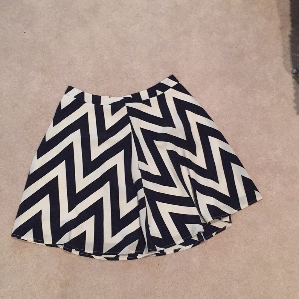 Zigzag patterned skirt